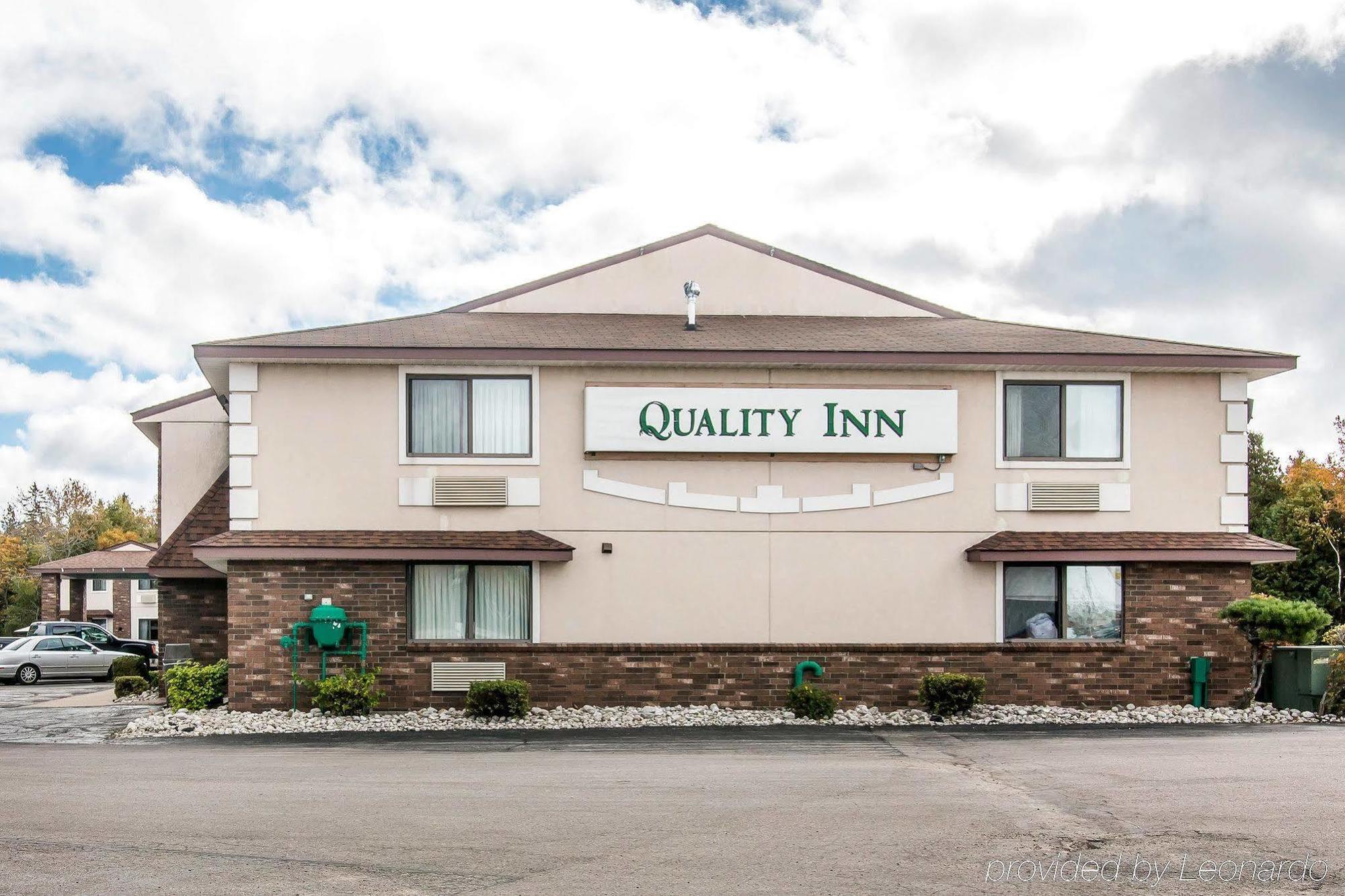 Quality Inn Saint Ignace Buitenkant foto